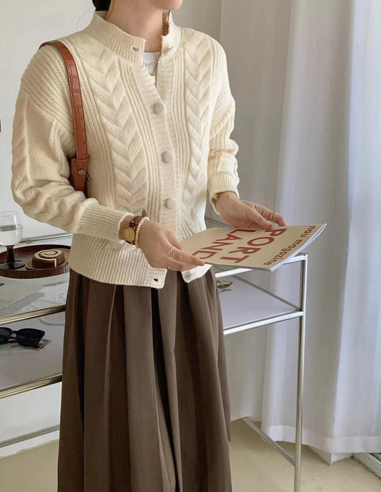 Damen gemütlicher Strickcardigan mit geflochtenem Muster und großen Knöpfen Heidi-Mode