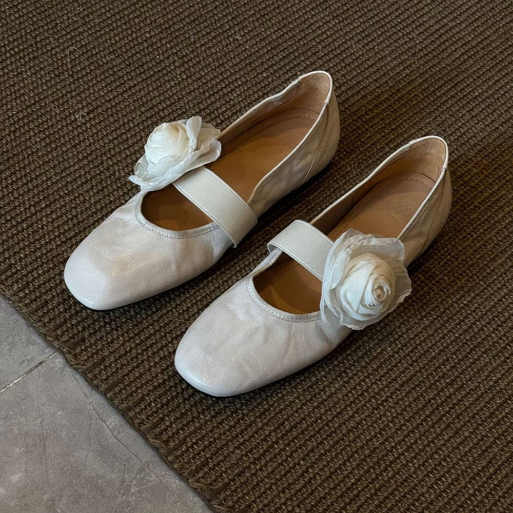Damen Elegante Verstellbare Träger Ballerina Flachschuhe mit Floralen Akzenten Heidi-Mode