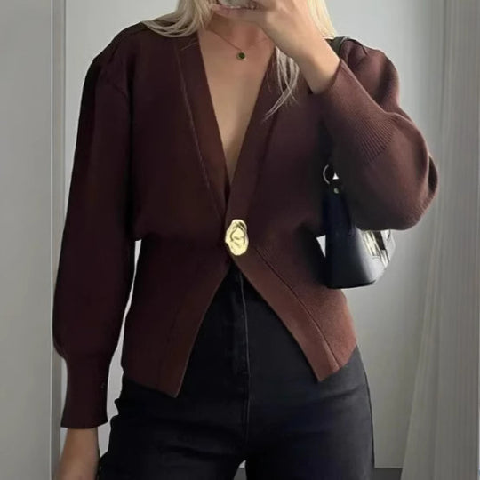 Damen Eleganter und lässiger Cardigan mit tiefem Ausschnitt und Schmuckknopf Heidi-Mode
