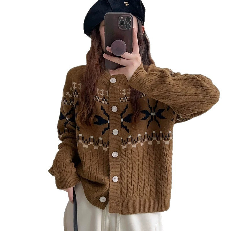 Damen Grobstrick-Cardigan mit dekorativem Zopfmuster und Knopfdetails Heidi-Mode