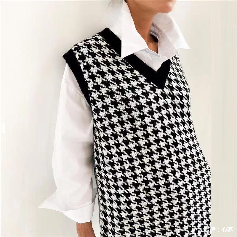 Damen Strickkleid mit klassischem Hahnentrittmuster und modischem V-Ausschnitt Heidi-Mode