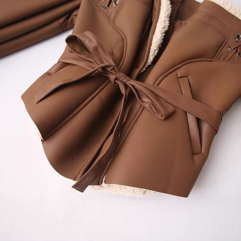 Damen Kunstlederjacke mit warmem Teddyfutter und eleganten Schnürdetails Heidi-Mode