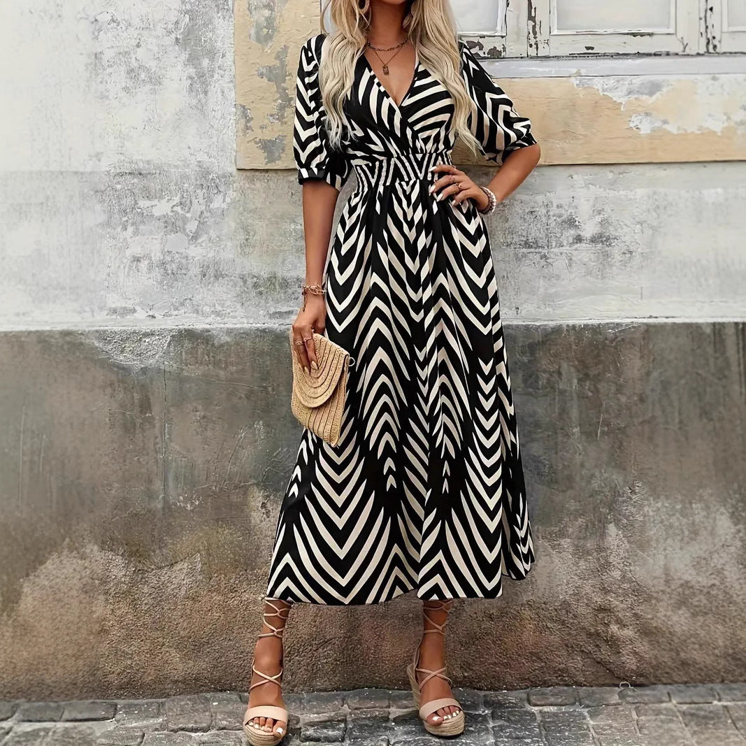 Damen Langes Wickelkleid mit modernem Muster und Rüschendetails Heidi-Mode