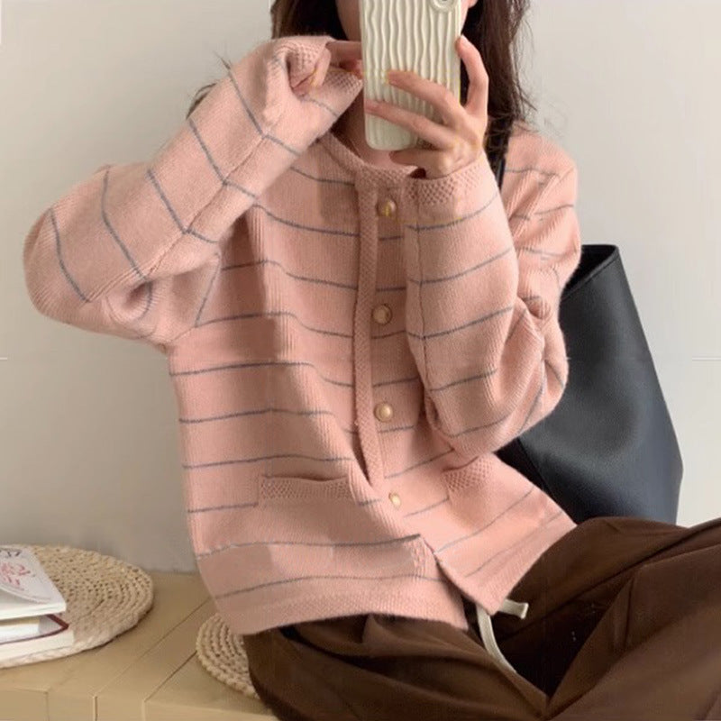 Damen gemütlicher Cardigan mit feinen Streifen und praktischen Taschen Heidi-Mode