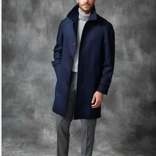 Herren eleganter Trenchcoat mit Taillengürtel und modernen Akzenten Heidi-Mode