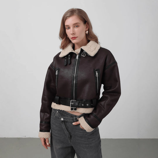 Damen modische Kurzjacke mit Schurwollkragen und Reißverschlusstaschen Heidi-Mode