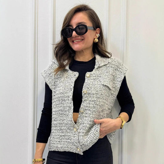 Damen ärmellose Jacke mit strukturiertem Stoff und praktischen Knopfdetails Heidi-Mode