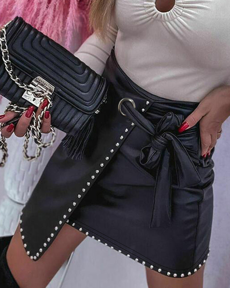 Damen Kunstleder-Minirock mit Dekorativen Perlen und Stylischem Bindegürtel Heidi-Mode