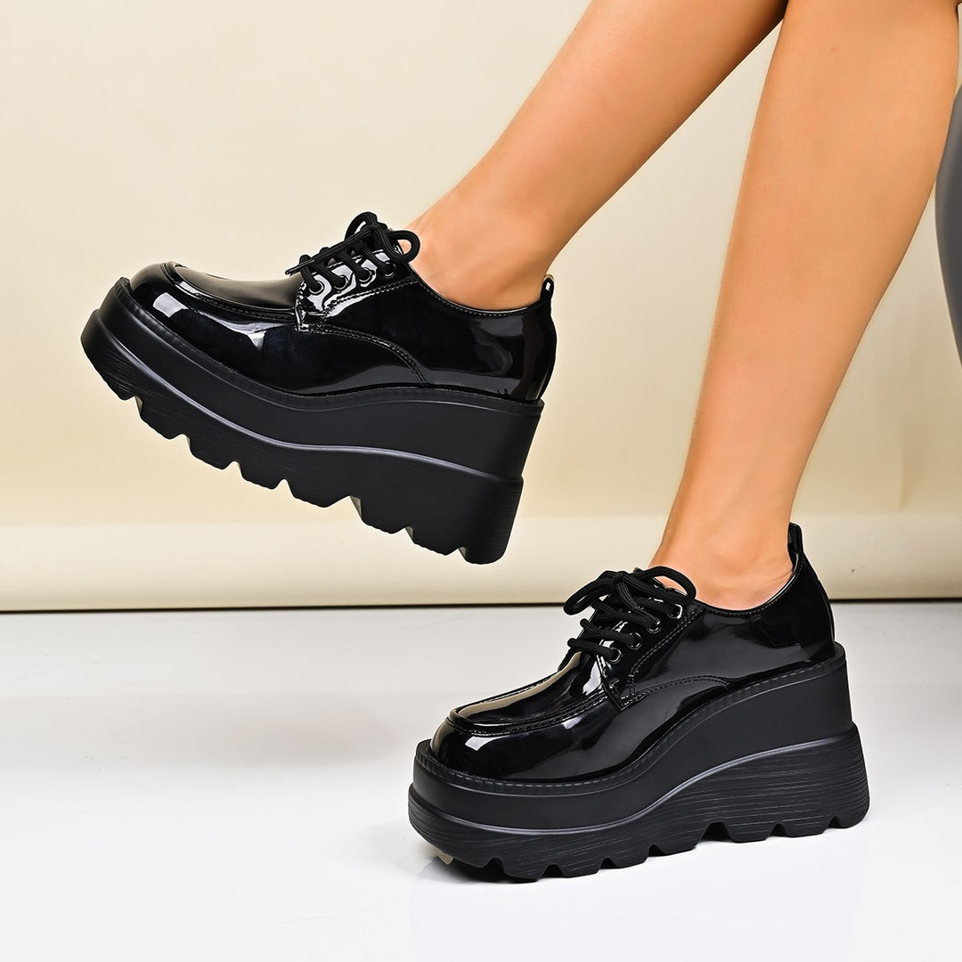 Damen Plateau Schnürschuhe mit glänzendem Obermaterial und rutschfester Sohle Heidi-Mode