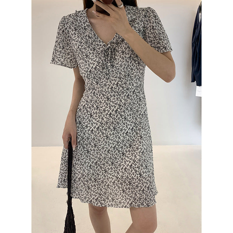 Damen Blusenkleid mit floralem Muster und V-Ausschnitt Heidi-Mode