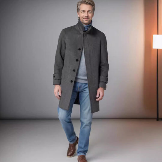 Herren eleganter Trenchcoat mit Taillengürtel und modernen Akzenten Heidi-Mode