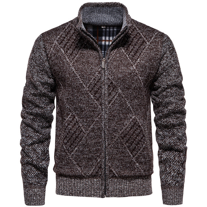 Herren Strickjacke mit modernem Zopfmuster und hohem Kragen Heidi-Mode