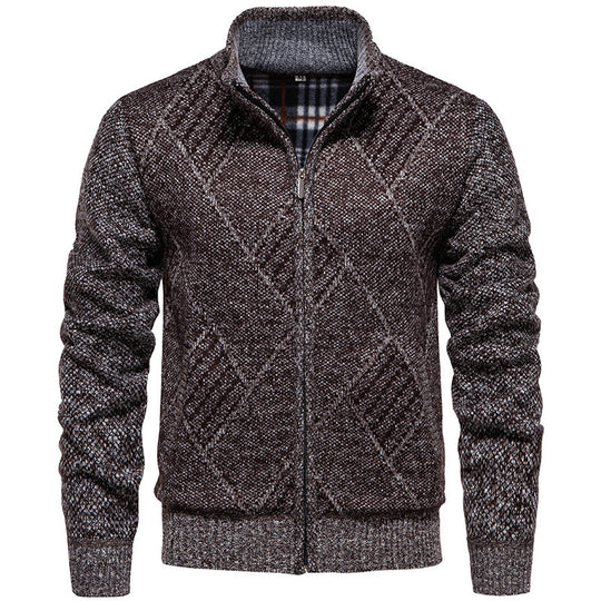 Herren Strickjacke mit modernem Zopfmuster und hohem Kragen Heidi-Mode