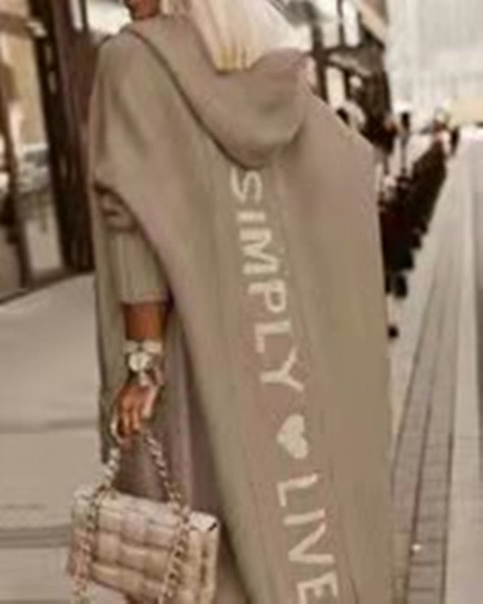 Damen Oversized Strickmantel mit Hoodie und auffälligem Schriftzug Heidi-Mode