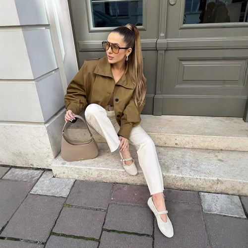 Damen cropped Jacke mit dekorativen Knopfdetails und modernen Falten Heidi-Mode