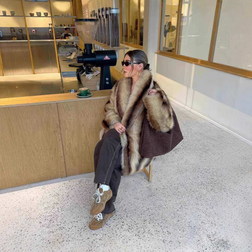 Damen luxuriöser Kunstfellmantel mit breitem Kragen und eleganten Details Heidi-Mode