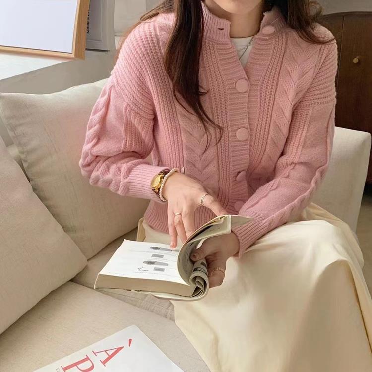 Damen gemütlicher Strickcardigan mit geflochtenem Muster und großen Knöpfen Heidi-Mode