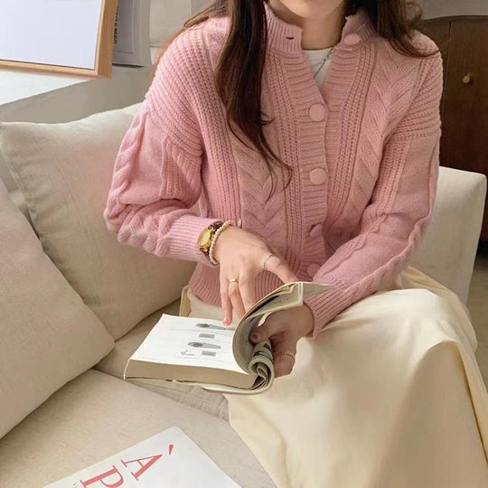Damen gemütlicher Strickcardigan mit geflochtenem Muster und großen Knöpfen Heidi-Mode
