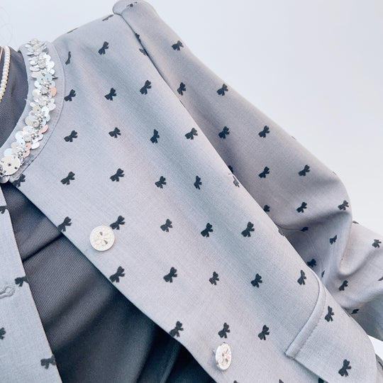 Damen Short Blazer und Rock Set mit dekorativen Knopfdetails und modischem Muster Heidi-Mode