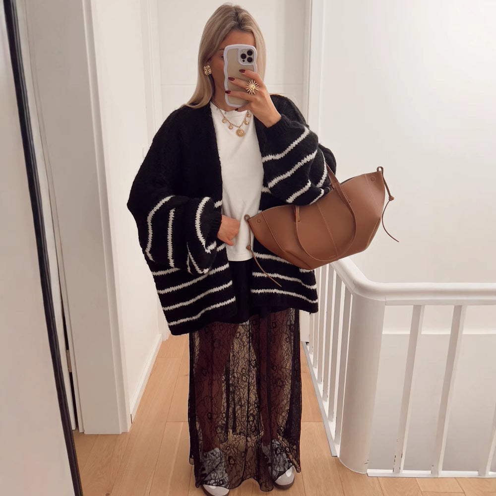 Damen Strickjacke mit voluminösen Ärmeln und modischen Streifen Heidi-Mode