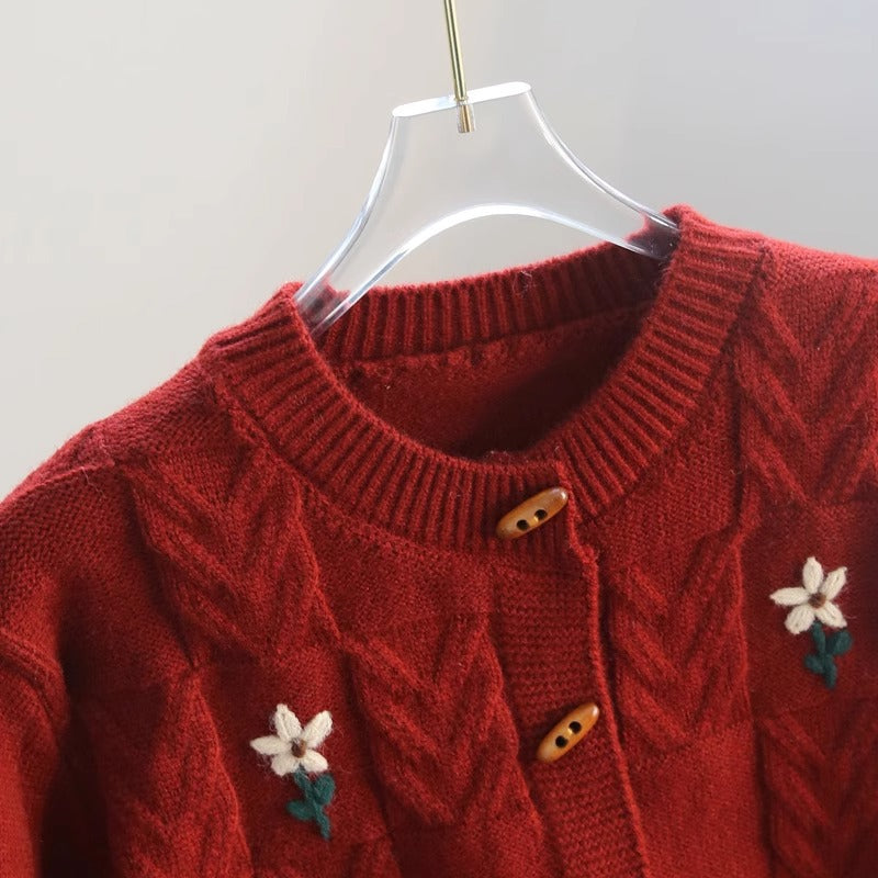 Damen Strickjacke mit floralem Zopfmuster und Holzknöpfen Heidi-Mode