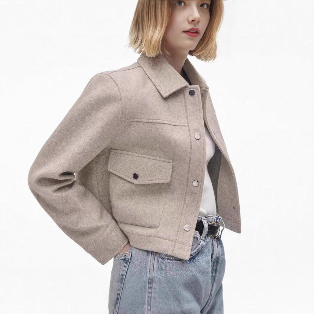 Damen kurze Wolljacke im klassischen Stil mit aufgesetzten Taschen Heidi-Mode