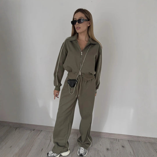 Damen modischer Freizeitanzug mit hochgeschlossenem Reißverschluss und praktischen Taschen Heidi-Mode