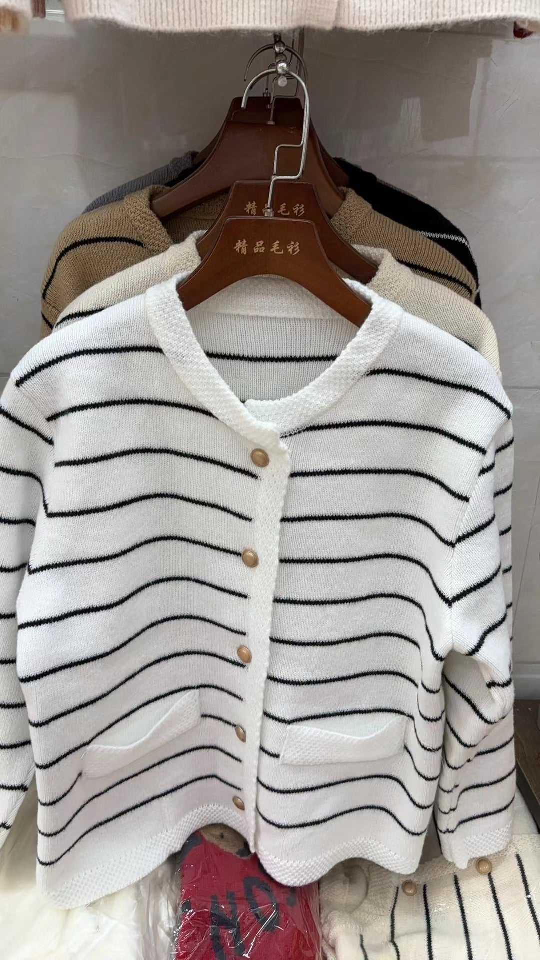 Damen gemütlicher Cardigan mit feinen Streifen und praktischen Taschen Heidi-Mode