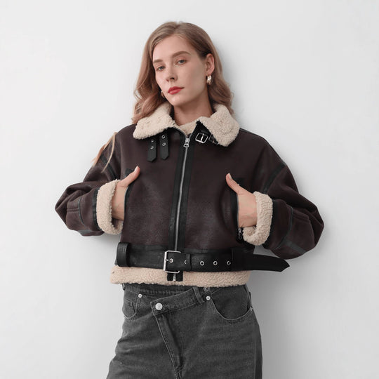 Damen modische Kurzjacke mit Schurwollkragen und Reißverschlusstaschen Heidi-Mode