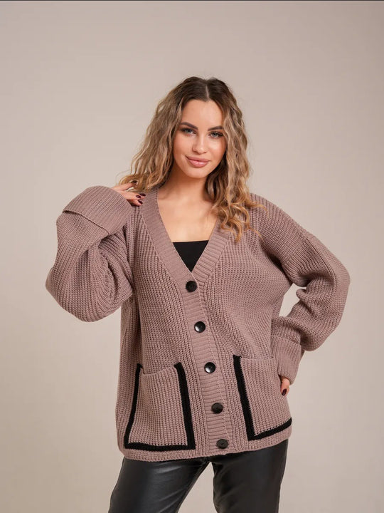 Damen Grobstrickjacke mit großen Taschen und dekorativem Knopf Heidi-Mode