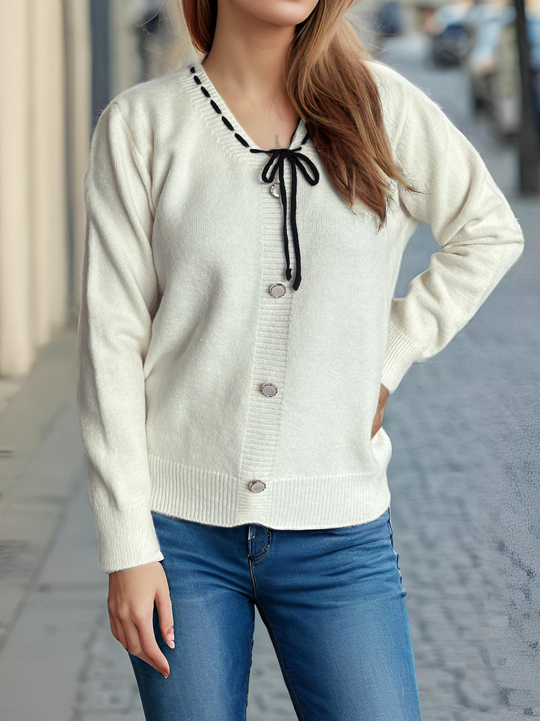 Damen modischer Strickpullover mit verspieltem Bindeband und dekorativen Knöpfen Heidi-Mode