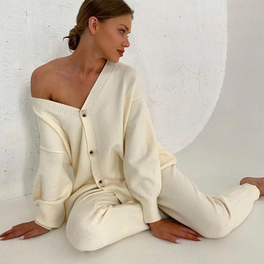 Damen Relaxed Fit Strickanzug mit V-Ausschnitt und Knopfdetail Heidi-Mode