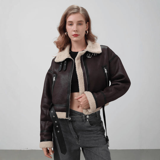 Damen modische Kurzjacke mit Schurwollkragen und Reißverschlusstaschen Heidi-Mode