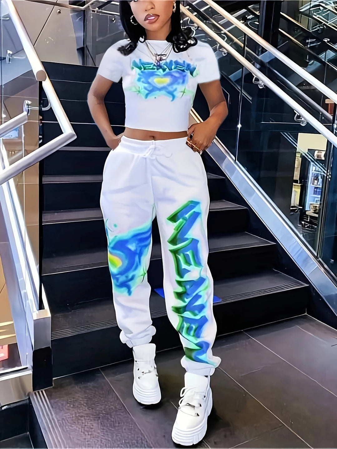 Damen Streetwear Ensemble mit kreativer Grafikgestaltung und lässigem Schnitt Heidi-Mode