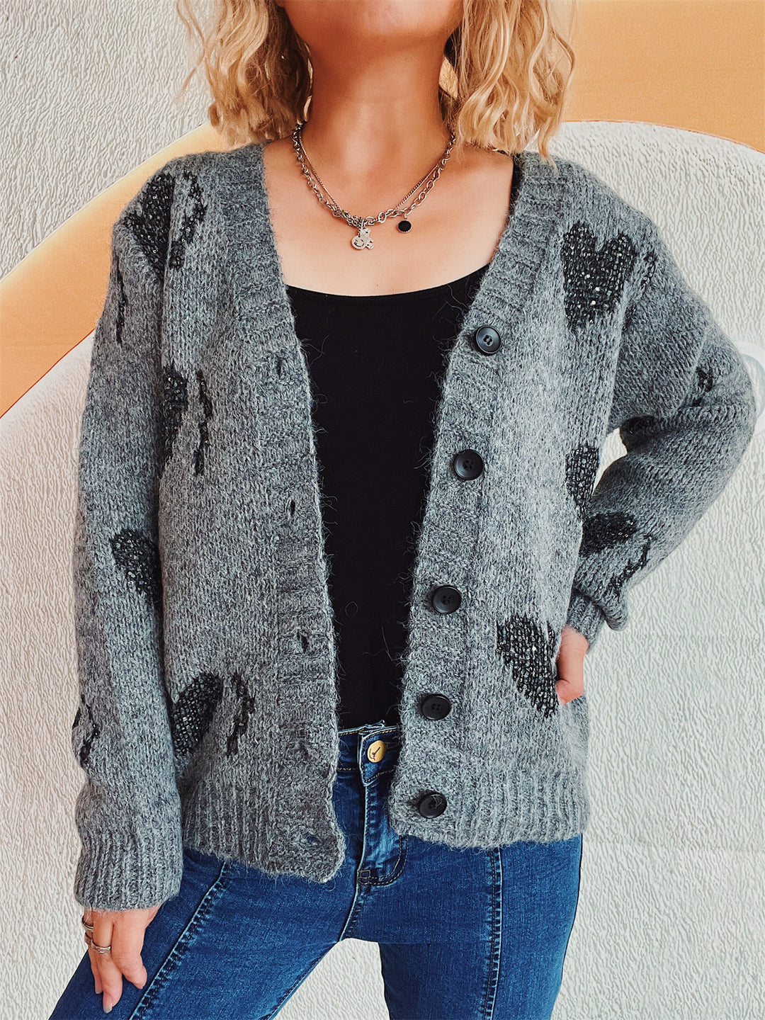 Damen gestrickte Cardigan mit Herzmuster und Knopfdetails Heidi-Mode