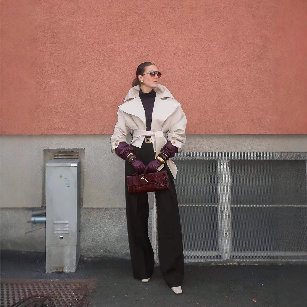 Damen stylischer Trenchcoat mit breitem Kragen und Gürteldetails Heidi-Mode