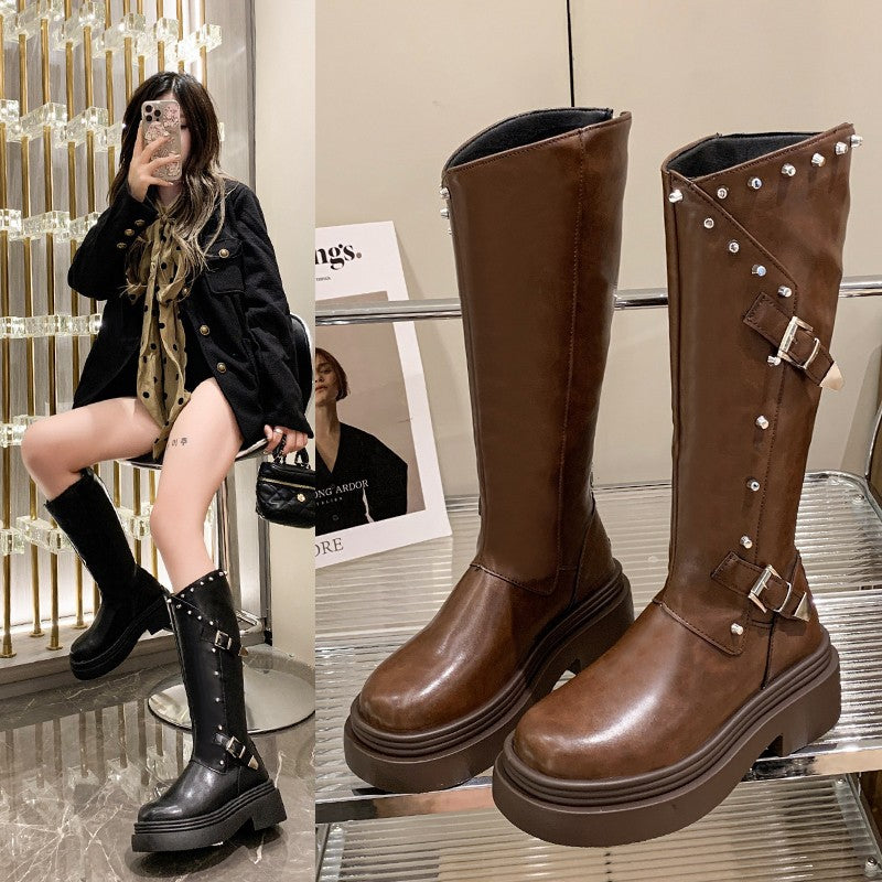 Damen Hochhackige Stiefel mit raffiniertem Riemen-Detail und glänzendem Finish Heidi-Mode