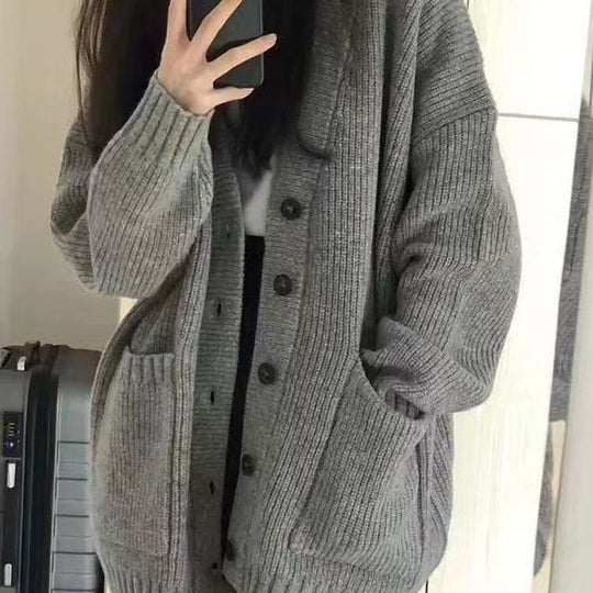 Damen Grobstrickjacke mit großen Taschen und Knopfdetails Heidi-Mode