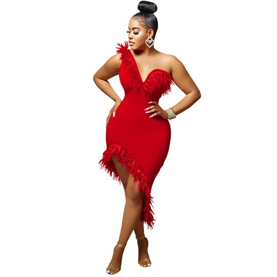 Damen Figurbetontes Abendkleid mit asymmetrischem Schnitt und eleganten Federdetails Heidi-Mode