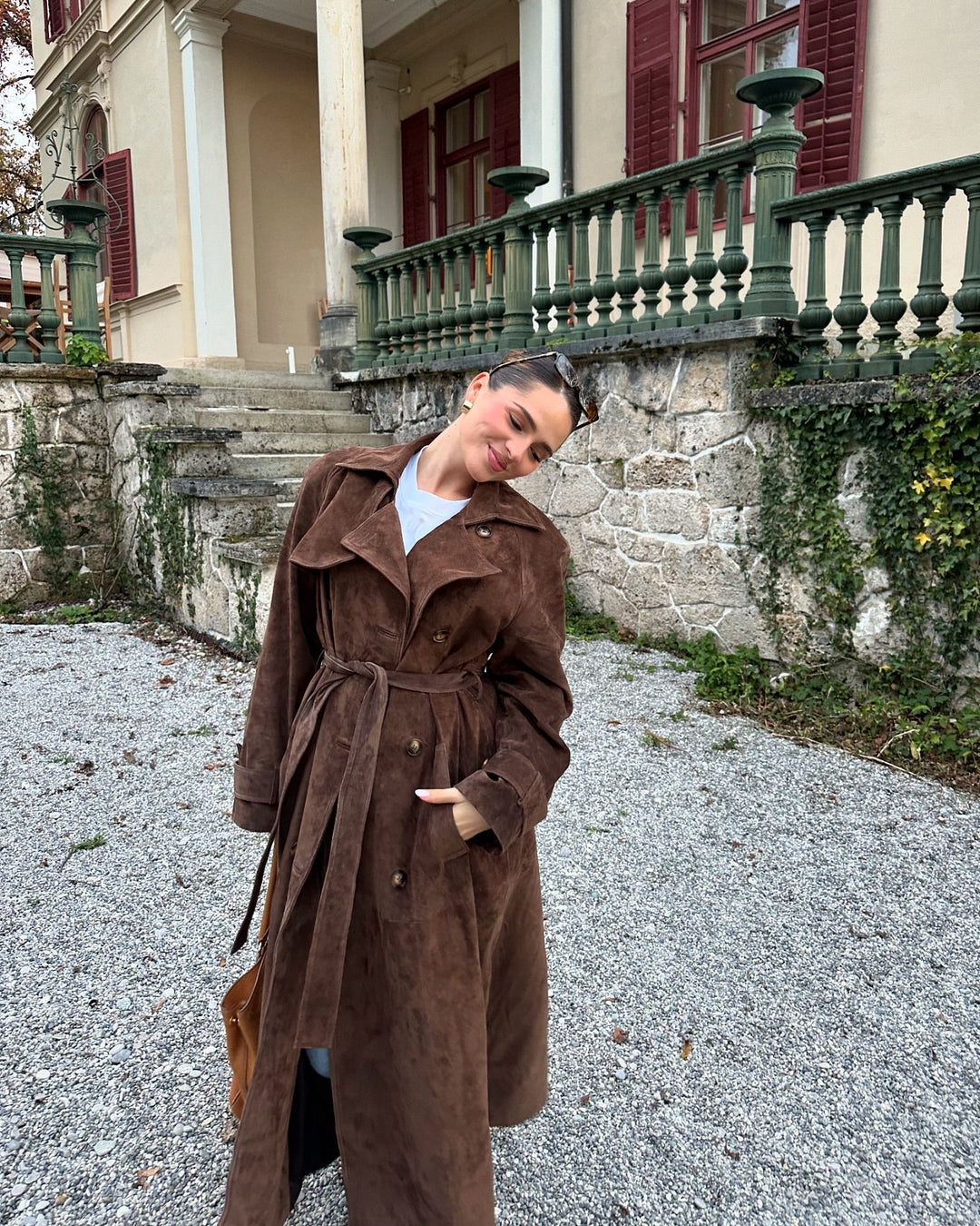 Damen Suede Trenchcoat mit Gürtel und eleganten Knopfdetails Heidi-Mode