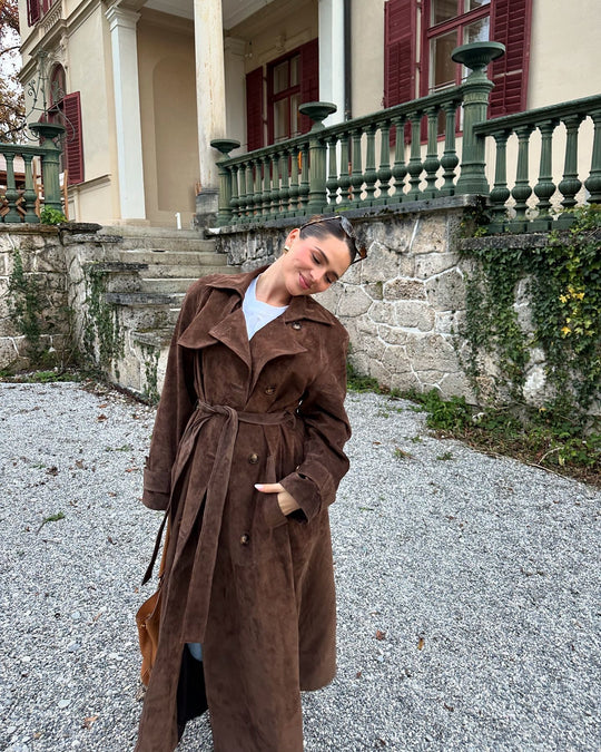 Damen Suede Trenchcoat mit Gürtel und eleganten Knopfdetails Heidi-Mode