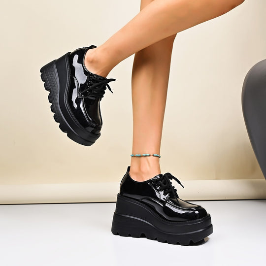 Damen Plateau Schnürschuhe mit glänzendem Obermaterial und rutschfester Sohle Heidi-Mode