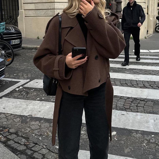 Damen Modischer Kurz-Trenchcoat mit großzügigen Klappentaschen und tailliertem Schnitt Heidi-Mode