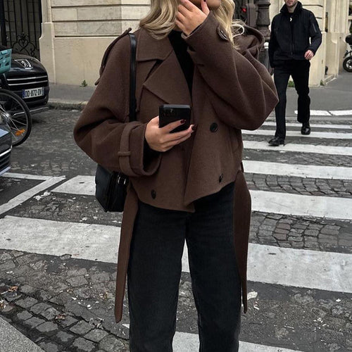 Damen Modischer Kurz-Trenchcoat mit großzügigen Klappentaschen und tailliertem Schnitt Heidi-Mode