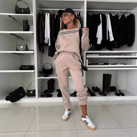Damen lässiger Jogginganzug mit modernem Schnitt und seitlichen Streifen Heidi-Mode