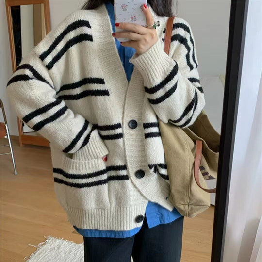 Damen Grobstrick Cardigan mit breitem Aufschlag und dekorativen Knopfdetails Heidi-Mode