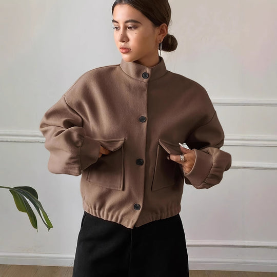 Damen Modische Kurzjacke mit Stehkragen und praktischen Taschen Heidi-Mode