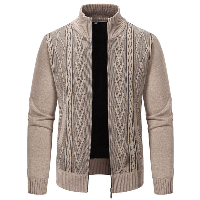 Herren Strickjacke mit modernem Zopfmuster und hohem Stehkragen Heidi-Mode