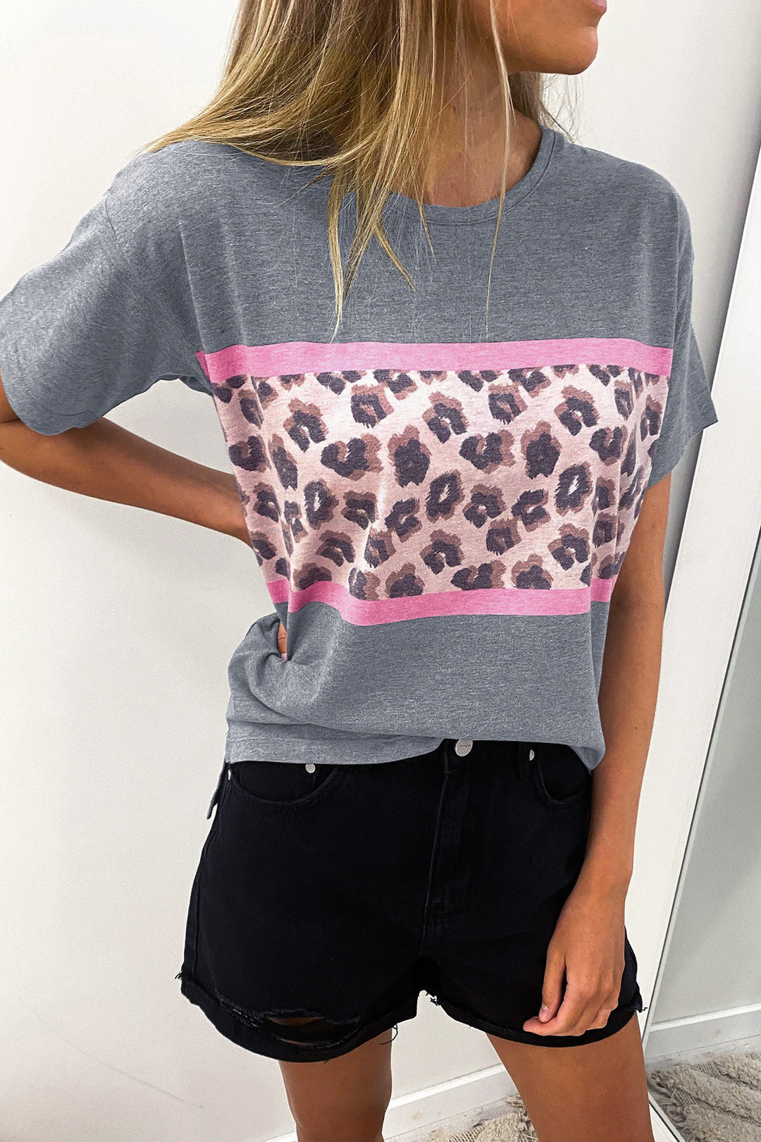 Damen T-Shirt mit modernem Leopardenmuster und elastischem Saum Heidi-Mode