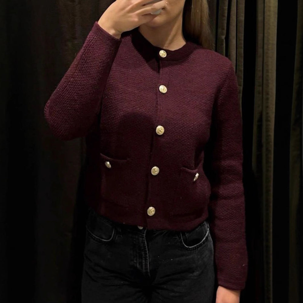 Damen modischer Strickjacke mit goldenen Knöpfen und aufgesetzten Taschen Heidi-Mode